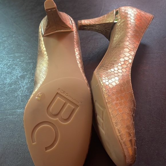 BCBGeneration Size 9/B 39  Gold snake print pumps - Picture 7 of 8